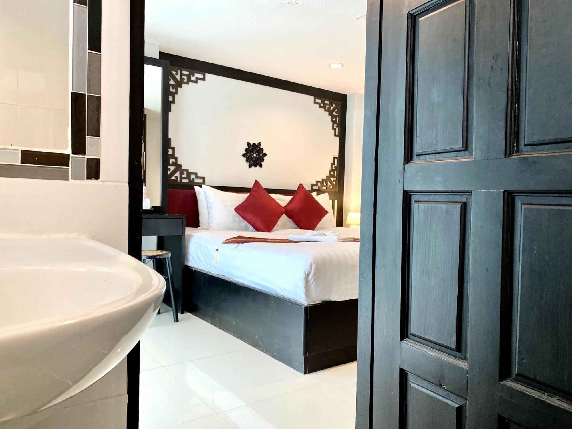 Sunray Beach Hotel Patong Exterior foto